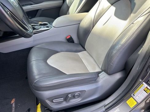 Used 2020 Toyota Camry XLE image 6