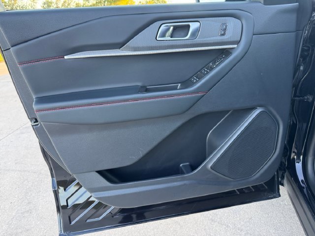 Used 2025 Ford Explorer ST-Line w/ ST-Line Street Pack AWD/4WD image 4