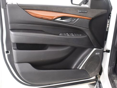 Used 2018 Cadillac Escalade Luxury AWD/4WD image 24