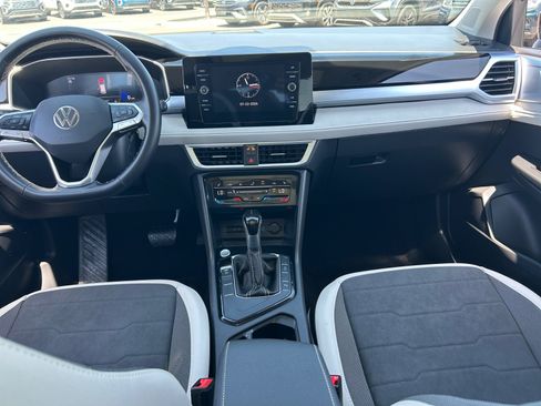 Used 2025 Volkswagen Taos SE w/ Panoramic Sunroof Package FWD image 19