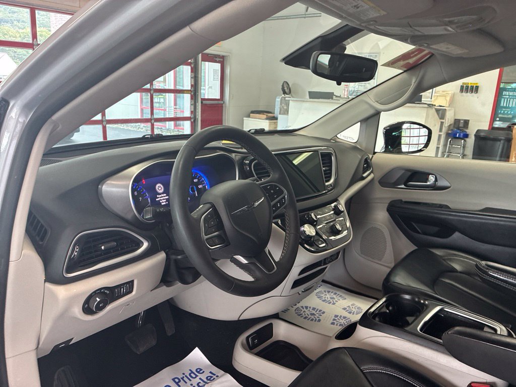 Certified 2024 Chrysler Pacifica Touring-L FWD image 13