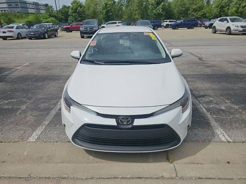 Used 2025 Toyota Corolla LE FWD image 2