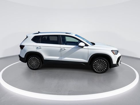 New 2026 Volkswagen Taos SE image 2