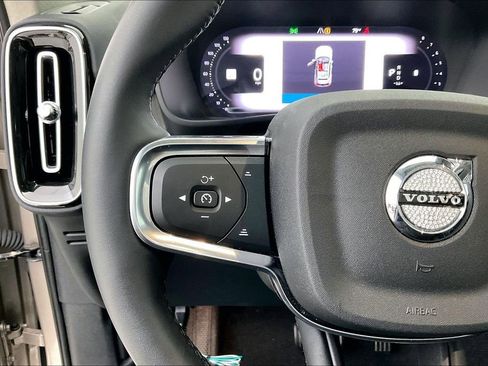 Used 2023 Volvo XC40 B4 Plus image 24