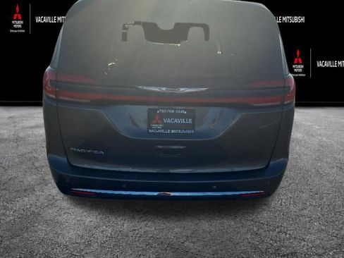 Used 2023 Chrysler Pacifica Touring-L FWD image 4