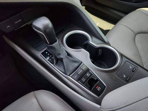 Certified 2022 Toyota Camry XLE w/ Cold Weather Package FWD image 21