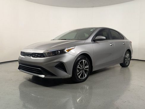 Used 2024 Kia Forte LXS image 3