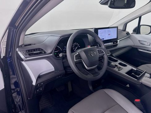 Certified 2026 Toyota Sienna XLE FWD image 9