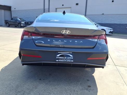 New 2026 Hyundai Elantra SE FWD image 3