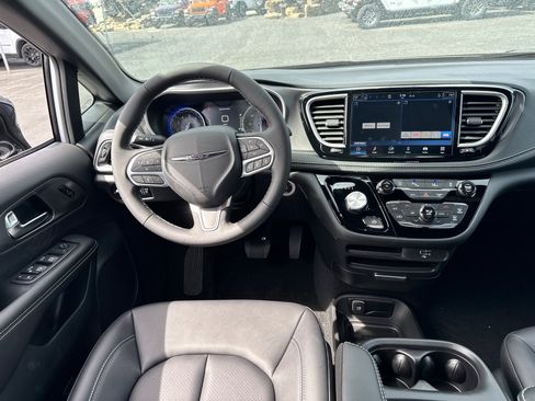 New 2026 Chrysler Pacifica Select image 8