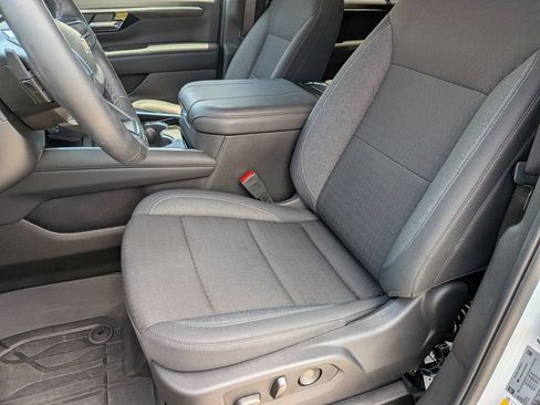 Used 2026 Chevrolet Suburban LS RWD image 33
