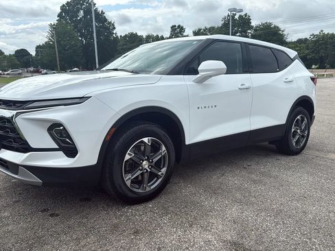 Used 2025 Chevrolet Blazer LT FWD image 1