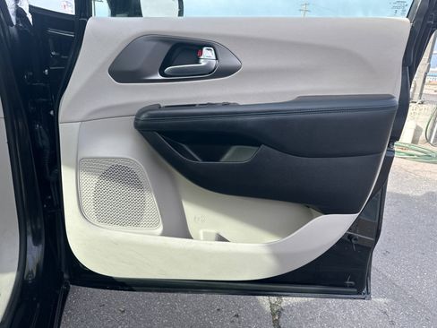 Used 2021 Chrysler Pacifica Touring-L image 15