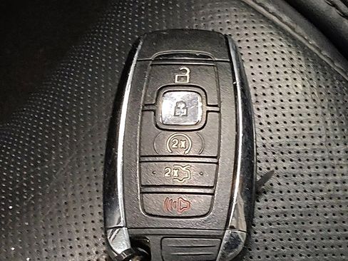 Used 2017 Lincoln Continental Select image 32