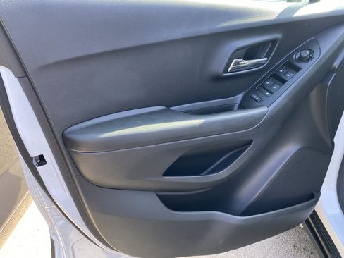 Used 2022 Chevrolet Trax LT FWD image 12