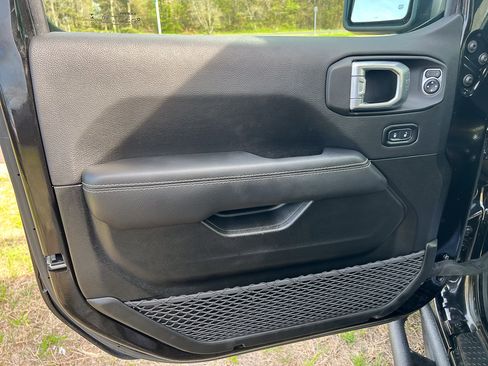 Used 2022 Jeep Wrangler Rubicon w/ Cold Weather Group AWD/4WD image 12