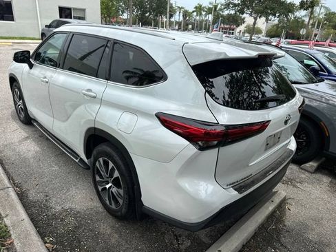 Used 2022 Toyota Highlander XLE AWD/4WD image 12