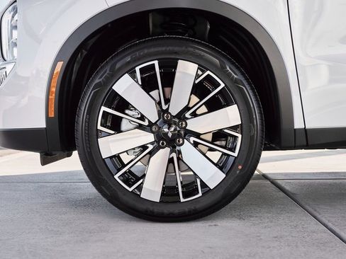 Used 2025 Mitsubishi Outlander SE image 3