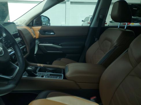 Used 2024 Nissan Pathfinder Platinum FWD image 10
