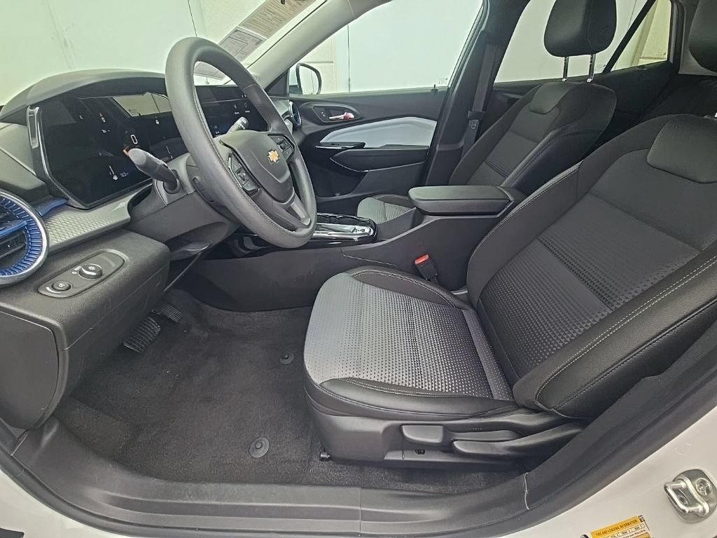 Certified 2025 Chevrolet Trax LT FWD image 32