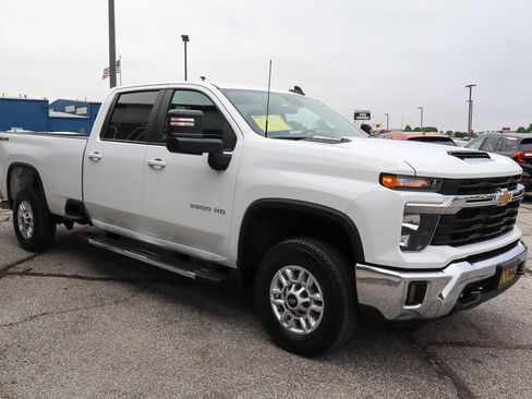Used 2025 Chevrolet Silverado 2500 LT w/ Convenience Package image 3
