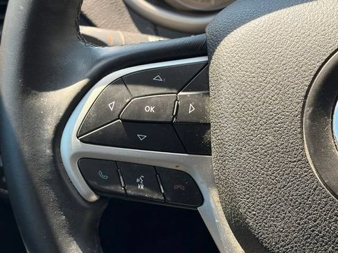 Used 2018 Jeep Cherokee Latitude Plus FWD image 12