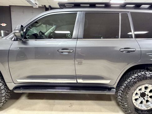 Used 2016 Toyota Land Cruiser image 18