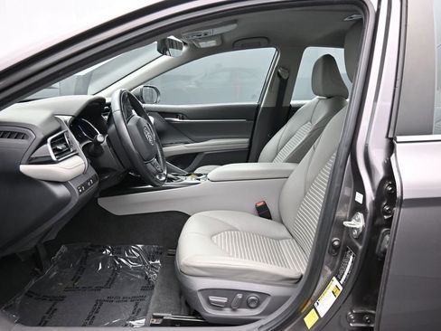 Used 2020 Toyota Camry SE FWD image 19