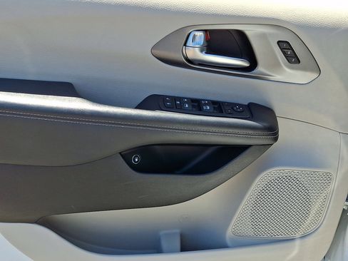 Used 2024 Chrysler Pacifica Limited FWD image 22