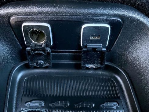 Used 2017 Chrysler Pacifica Limited image 32