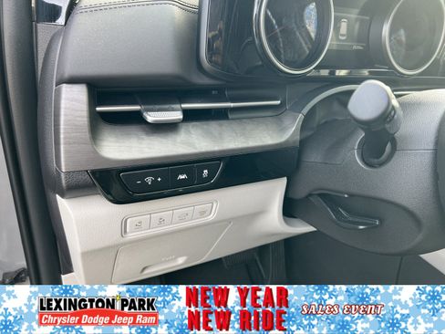 Used 2024 Kia Carnival EX image 21
