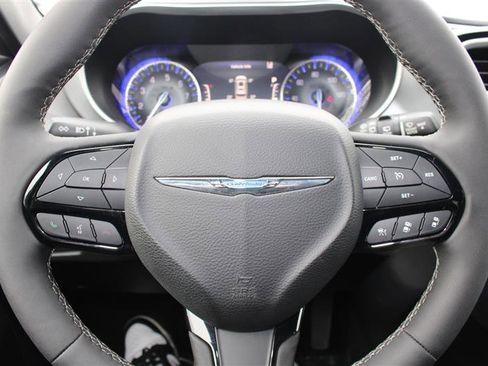 Used 2024 Chrysler Pacifica Touring image 17