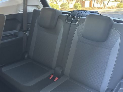 Used 2018 Volkswagen Tiguan S image 17