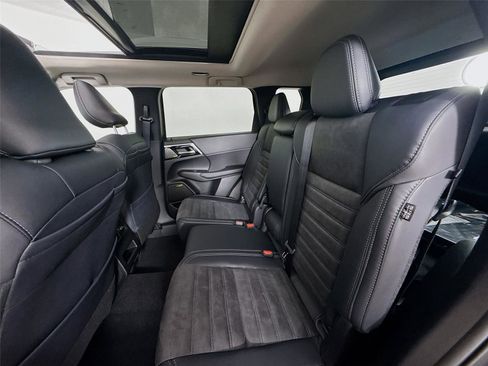 New 2025 Mitsubishi Outlander SE image 26