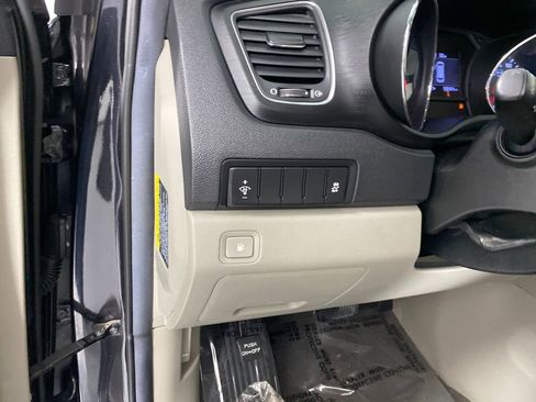 Used 2019 Kia Sedona LX image 12