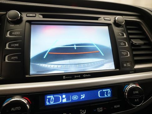 Used 2018 Toyota Highlander XLE AWD/4WD image 22