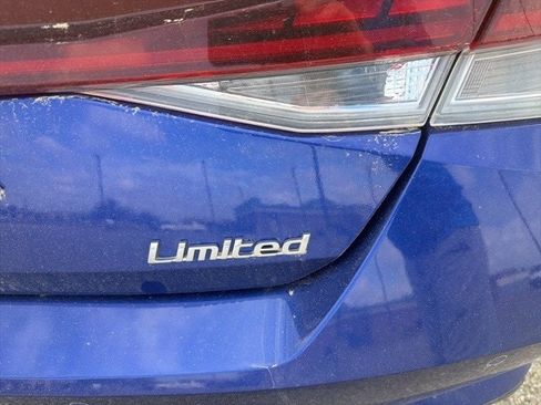 Used 2023 Hyundai Elantra Limited w/ Preferred Accessory Package image 12