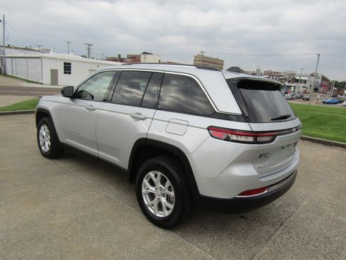 Used 2023 Jeep Grand Cherokee Limited w/ Trailer Tow Prep Group (B) image 5