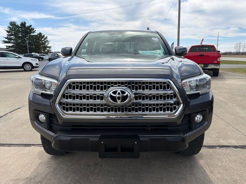 Used 2017 Toyota Tacoma TRD Off-Road w/ Tow Package (A/T) image 3