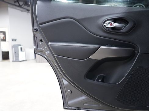Used 2019 Jeep Cherokee Limited w/ Technology Group FWD image 13