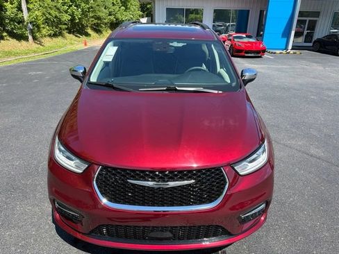 Used 2023 Chrysler Pacifica Limited AWD/4WD image 15