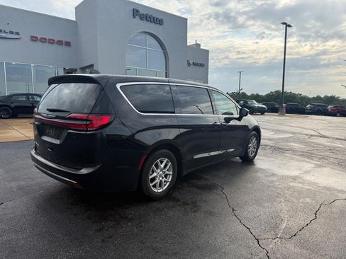 Used 2025 Chrysler Pacifica Select FWD image 3