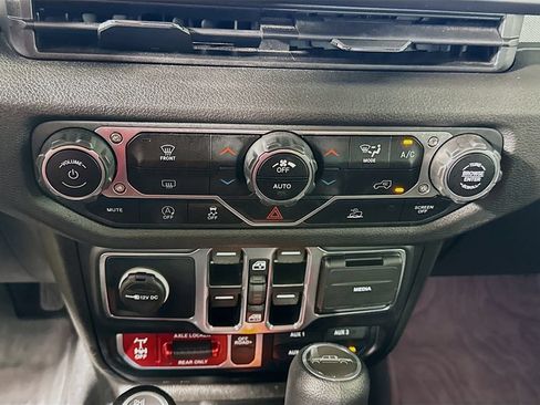 Used 2024 Jeep Gladiator Sport AWD/4WD image 16