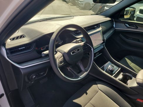 New 2026 Jeep Grand Cherokee Altitude image 14