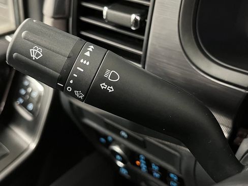 Used 2025 Ford F150 Lariat AWD/4WD image 32