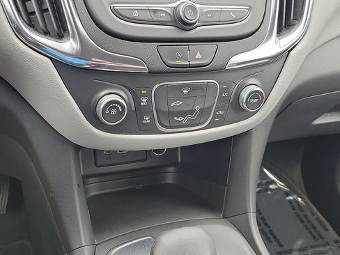 Used 2022 Chevrolet Equinox LS w/ LS Convenience Package FWD image 16