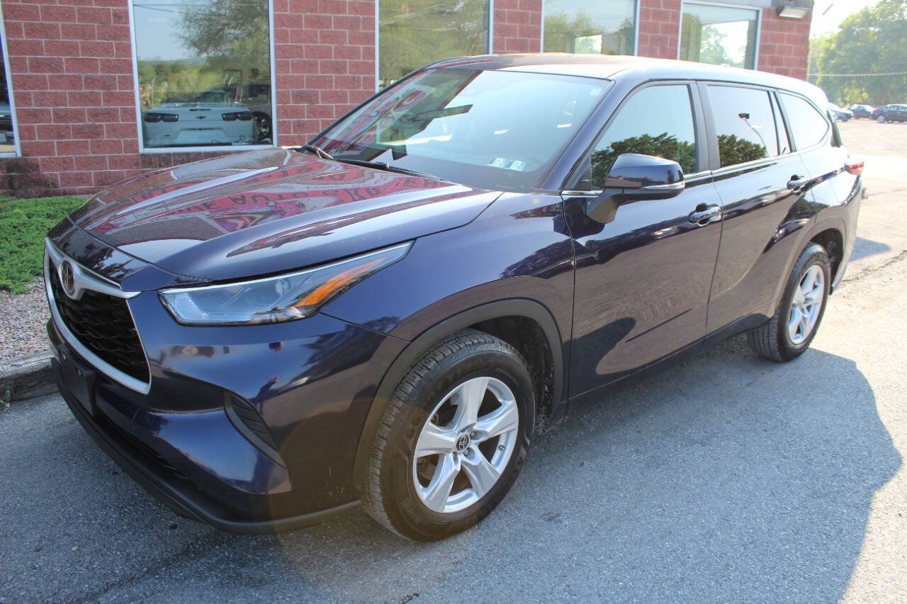 Used 2023 Toyota Highlander L FWD image 2