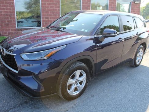 Used 2023 Toyota Highlander L FWD image 2