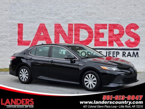 Used 2020 Toyota Camry LE image 1