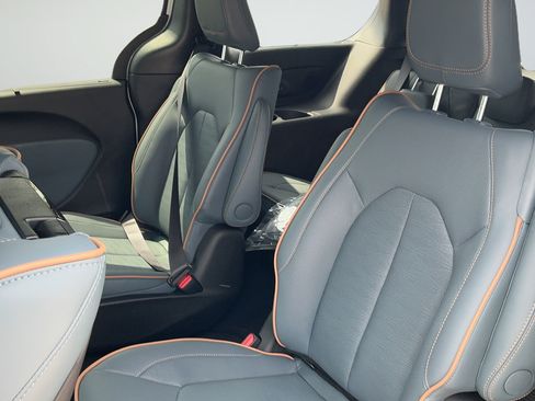New 2027 Chrysler Pacifica Pinnacle w/ Theater Group FWD image 20
